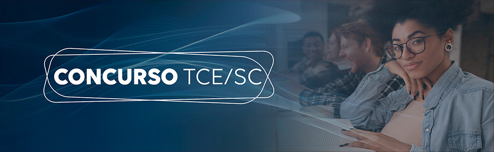 Banner horizontal com foto de uma mulher sorrindo, em ambiente de biblioteca, junto com outras pessoas, e com filtro azul-escuro. Sobre a imagem, à esquerda, em retângulo vazado, o título “Concurso TCE/SC”.