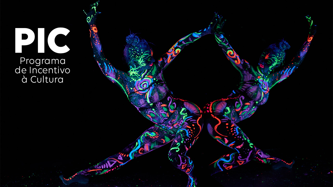 Imagem mostra a silhueta colorida de dois bailarinos sob fundo preto. No alto, à esquerda, escrito em branco, há a sigla PIC. Debaixo dela está escrito Programa de Incentivo à Cultura 