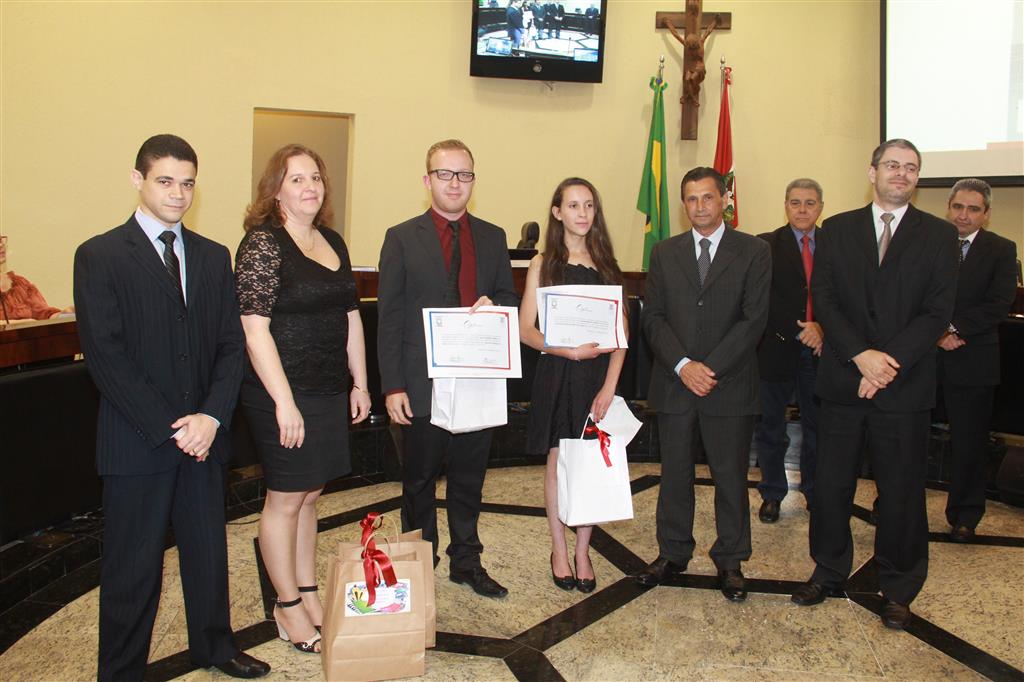 TCE/SC entrega prêmios aos alunos vencedores do concurso de redação do projeto “TCE na Escola” 