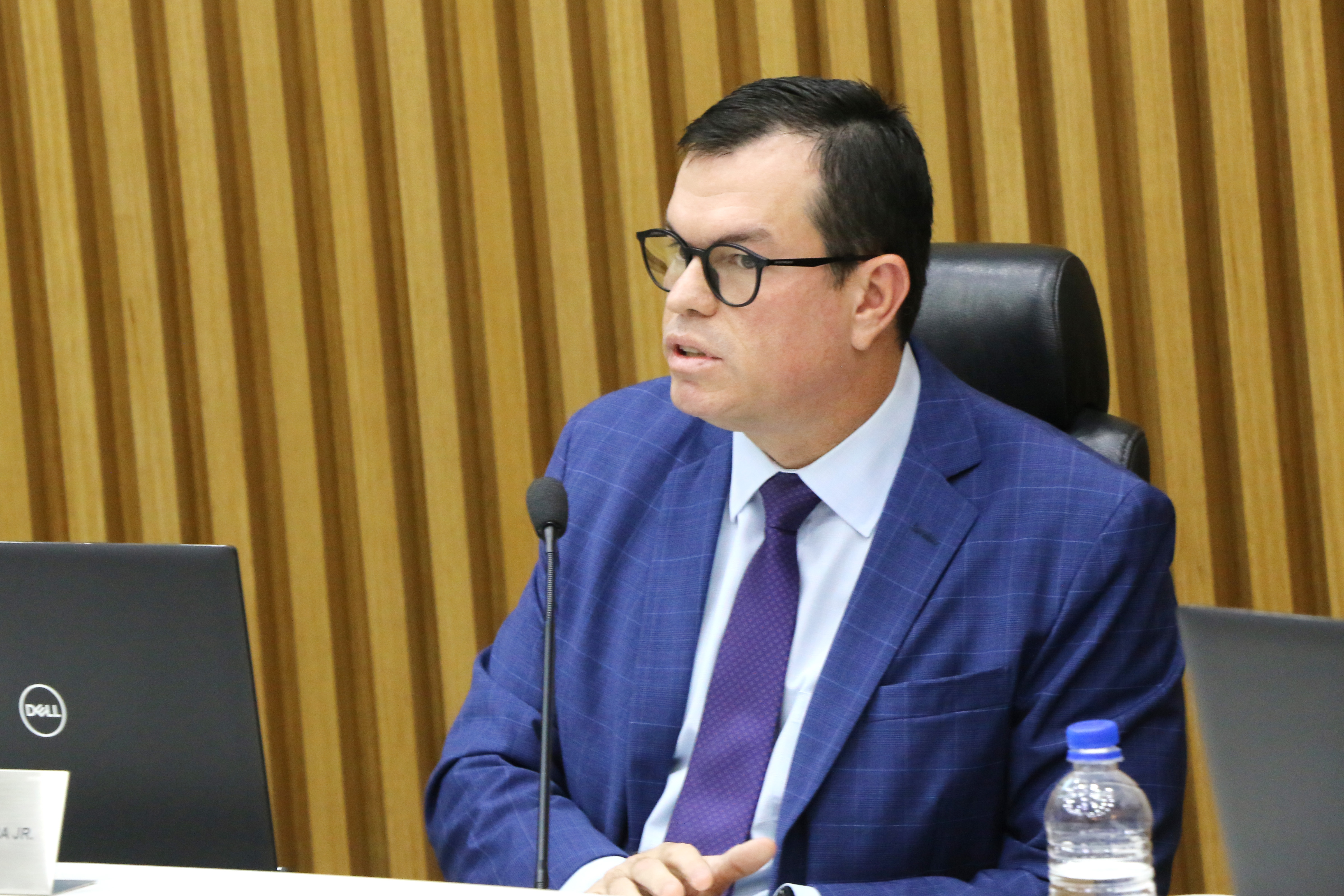 Foto do conselheiro Adircélio na sessão extraordinária para emissão do parecer prévio das Contas/2023 do Governo do Estado