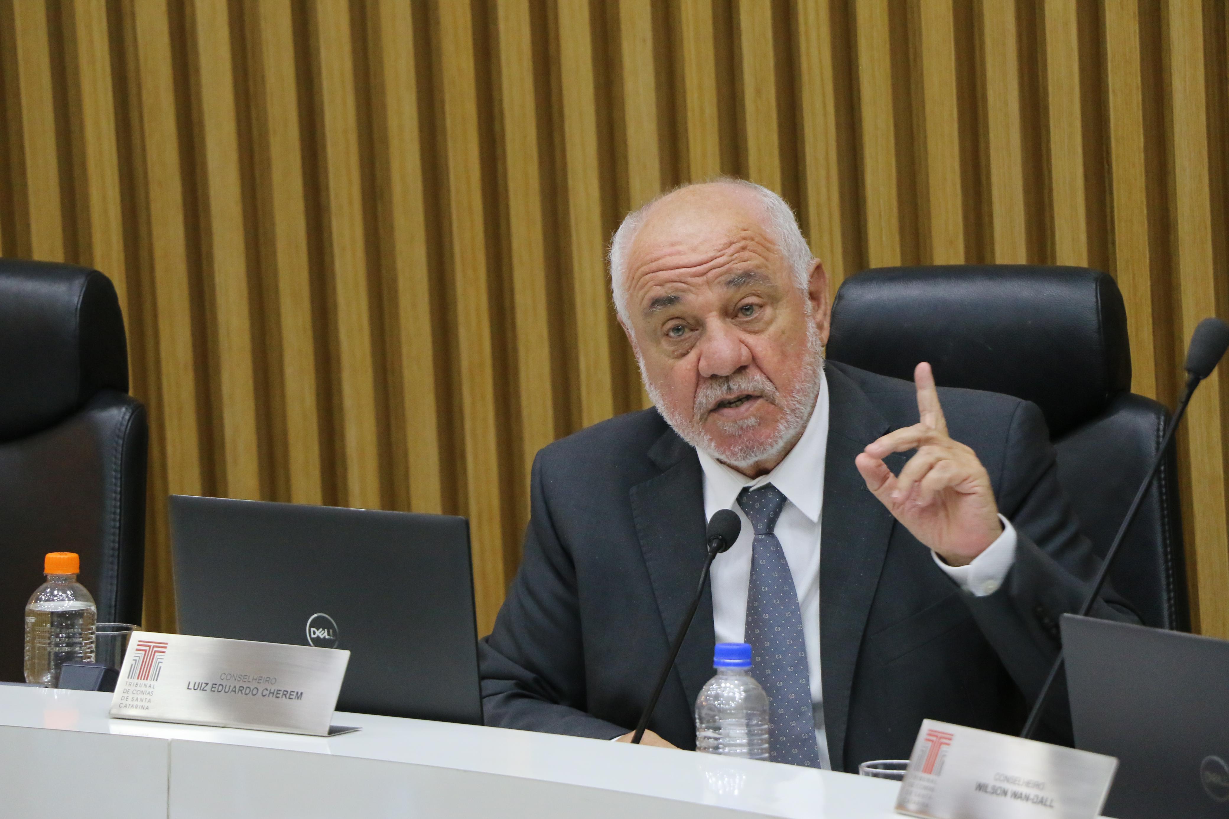 Foto do conselheiro Luiz Eduardo Cherem na sessão extraordinária para emissão do parecer prévio das Contas/2023 do Governo do Estado