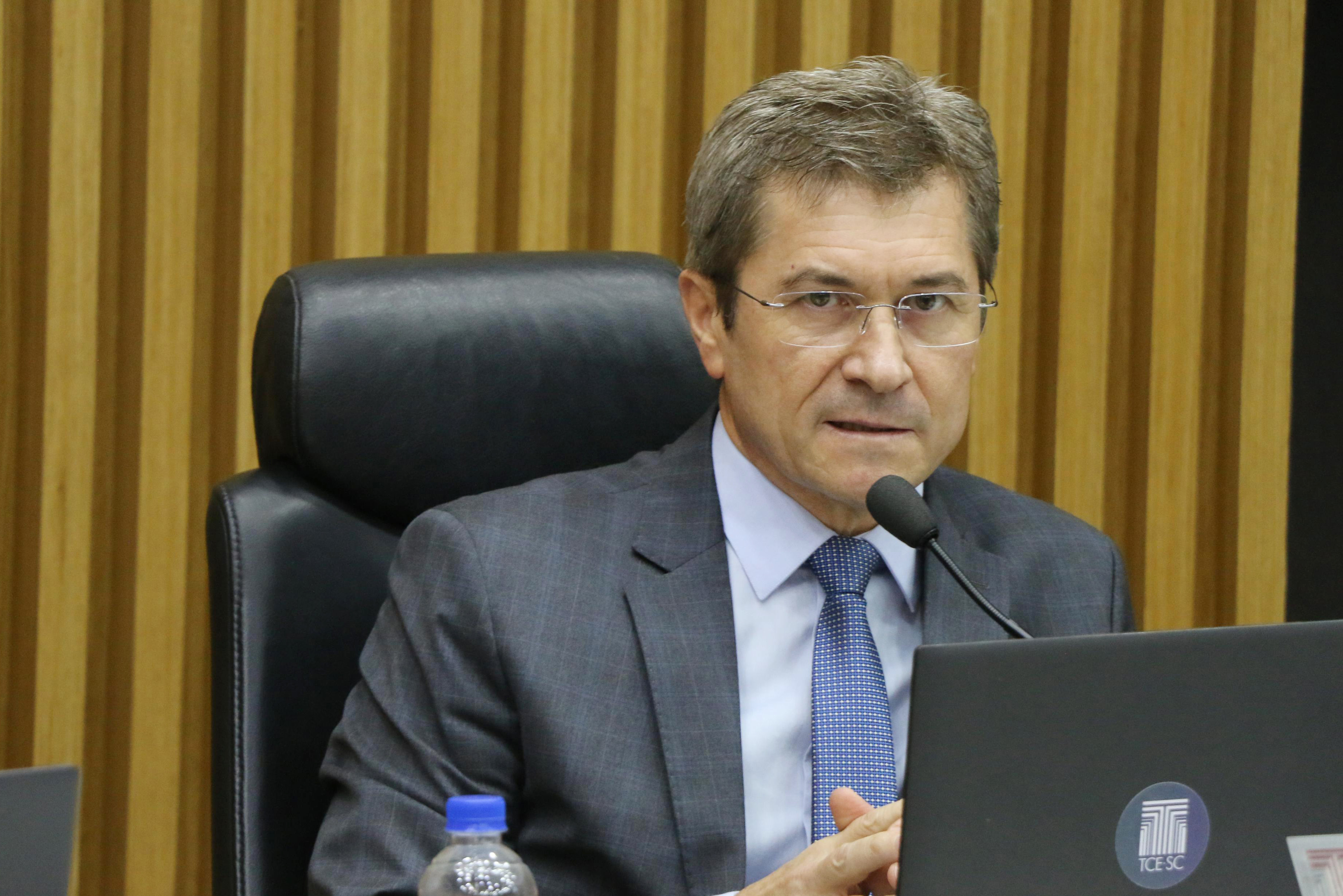 Foto do conselheiro José Nei Ascari na sessão extraordinária para emissão do parecer prévio das Contas/2023 do Governo do Estado