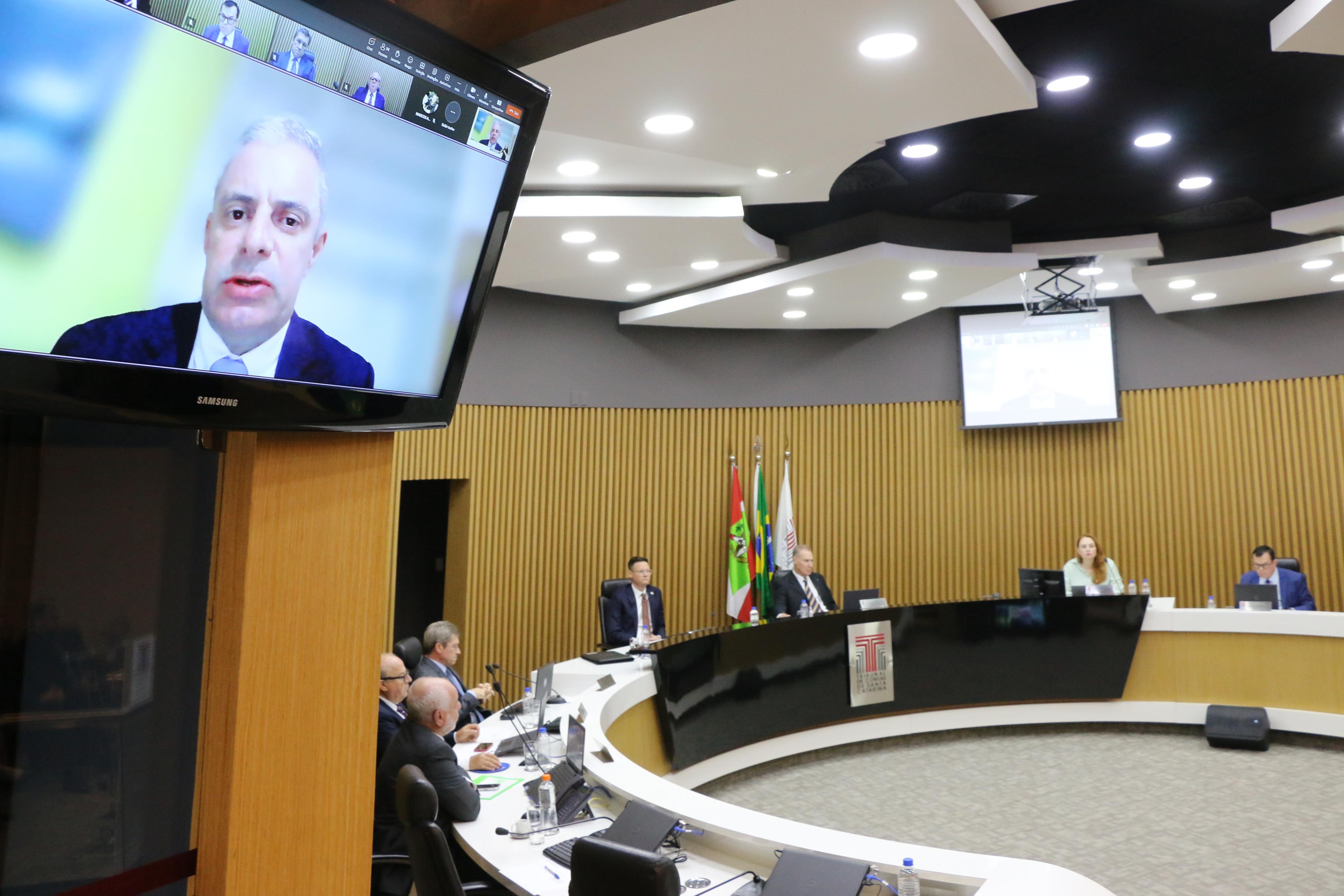 Foto do conselheiro substituto Gerson dos Santos Sicca na sessão extraordinária para emissão do parecer prévio das Contas/2023 do Governo do Estado