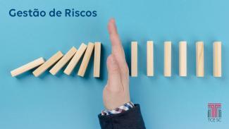 Banner horizontal com a imagem de diversas peças de dominó sobre fundo azul-claro. Ao centro, uma mão. Acima e à esquerda, o texto “Gestão de Riscos” e, abaixo, à direita, o logo do TCE/SC. 