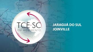 Imagem em fundo azulado. À direita, em letras brancas, há o nome de duas cidades: Jaraguá do Sul e Joinville. Mais à direita, há um círculo branco com setas que dão ideia de movimento e com a inscrição TCE/SC em Movimento ao centro